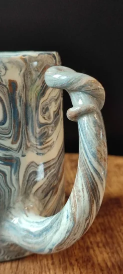 Mug en céramique artisanale signé décor marbré, pièce unique