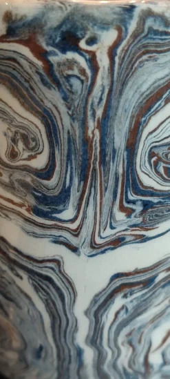 Mug en céramique artisanale signé décor marbré, pièce unique
