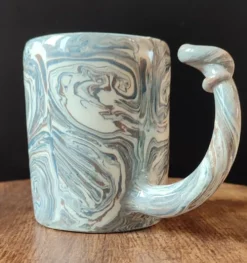 Mug en céramique artisanale signé décor marbré, pièce unique