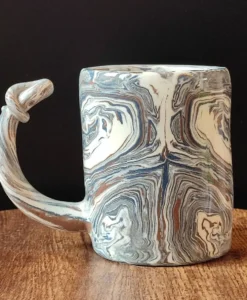 Mug en céramique artisanale signé décor marbré, pièce unique