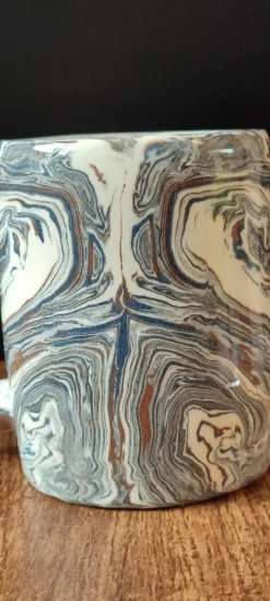 Mug en céramique artisanale signé décor marbré, pièce unique