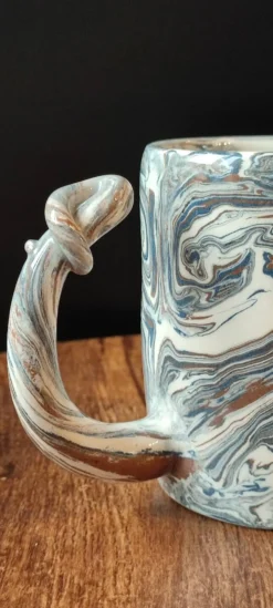 Mug en céramique artisanale signé décor marbré, pièce unique