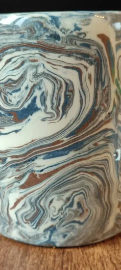 Mug en céramique artisanale signé décor marbré, pièce unique