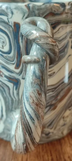 Mug en céramique artisanale signé décor marbré, pièce unique