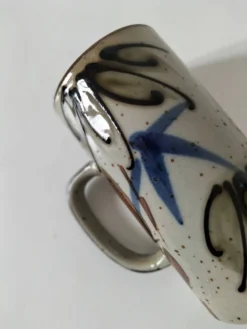Mug en grès émaillé décor libre, travail de potier vintage