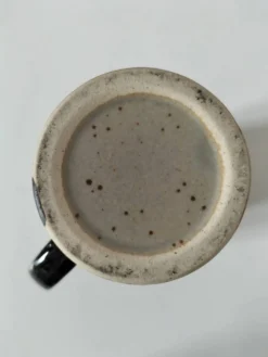Mug en grès émaillé décor libre, travail de potier vintage