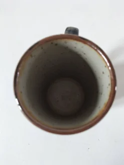 Mug en grès émaillé décor libre, travail de potier vintage