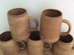 5 mugs en grès