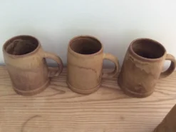 5 mugs en grès