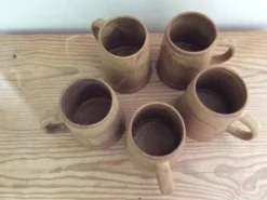5 mugs en grès