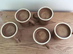 5 mugs en grès