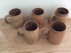 5 mugs en grès