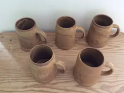 5 mugs en grès