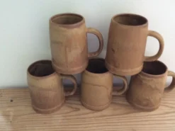 5 mugs en grès