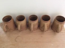 5 mugs en grès