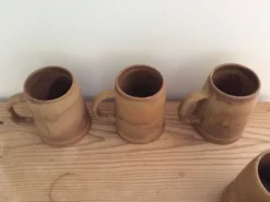 5 mugs en grès