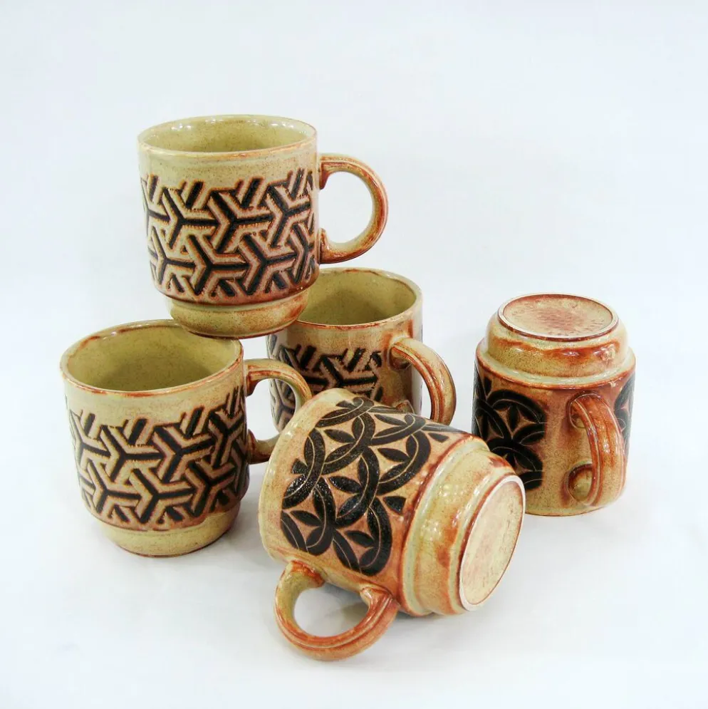 5 mugs en grès beige et fauve - décor géométrique marron - made in England - vintage années 70