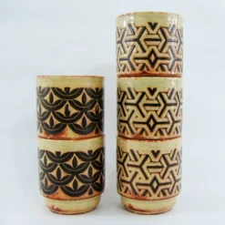 5 mugs en grès beige et fauve - décor géométrique marron - made in England - vintage années 70