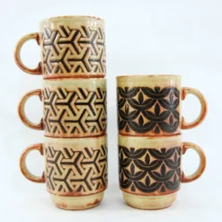 5 mugs en grès beige et fauve - décor géométrique marron - made in England - vintage années 70
