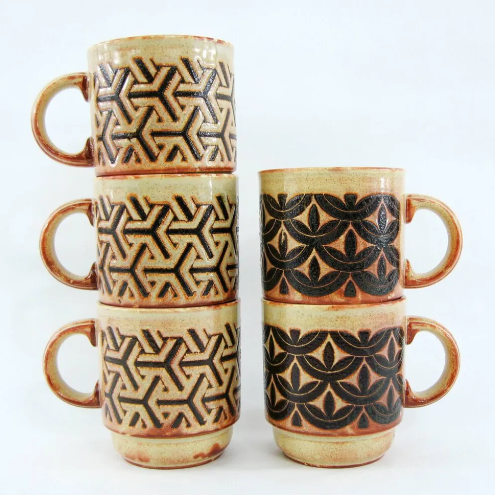 5 mugs en grès beige et fauve - décor géométrique marron - made in England - vintage années 70