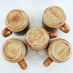 5 mugs en grès beige et fauve - décor géométrique marron - made in England - vintage années 70