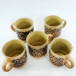 5 mugs en grès beige et fauve - décor géométrique marron - made in England - vintage années 70
