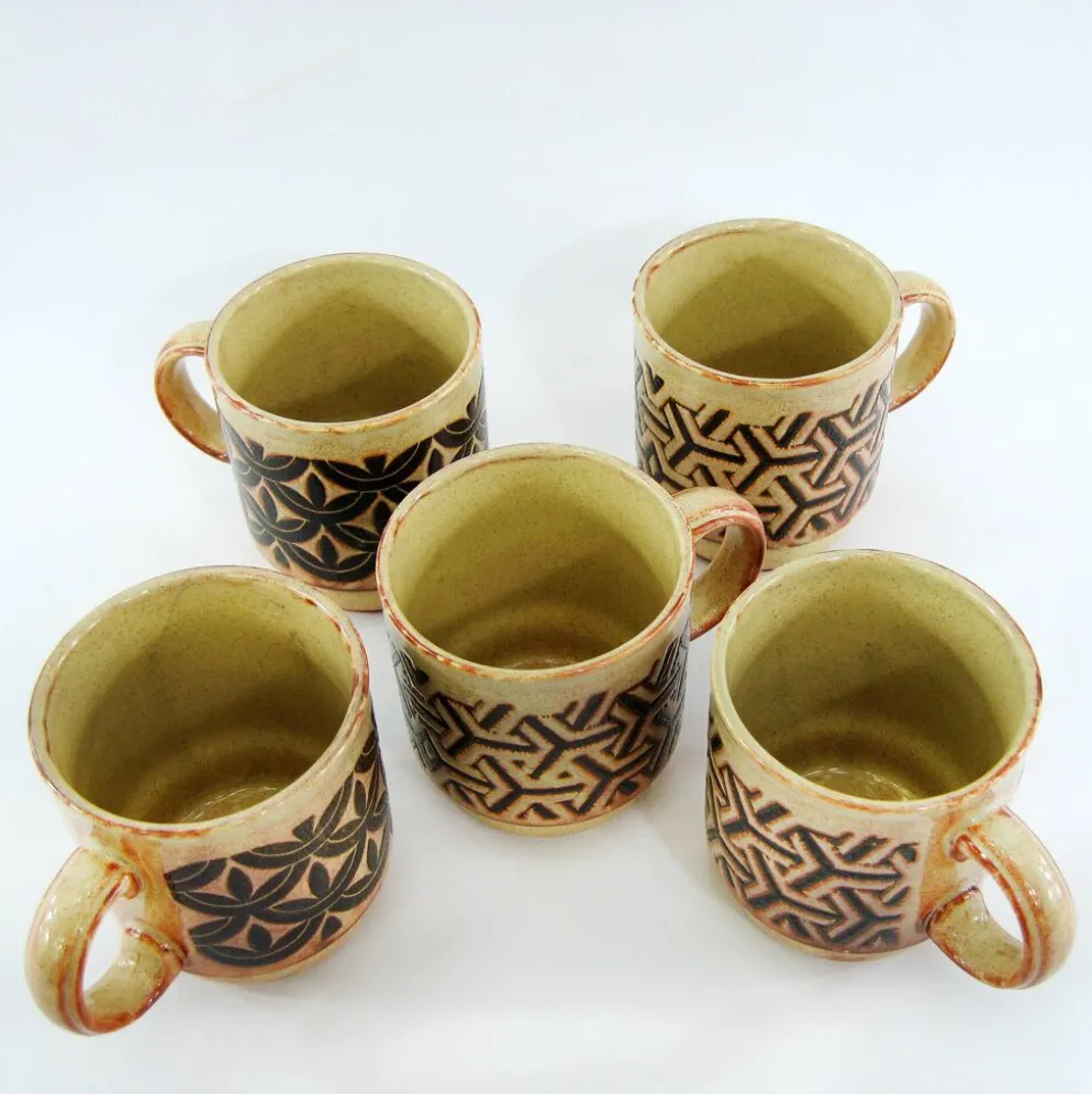 5 mugs en grès beige et fauve - décor géométrique marron - made in England - vintage années 70