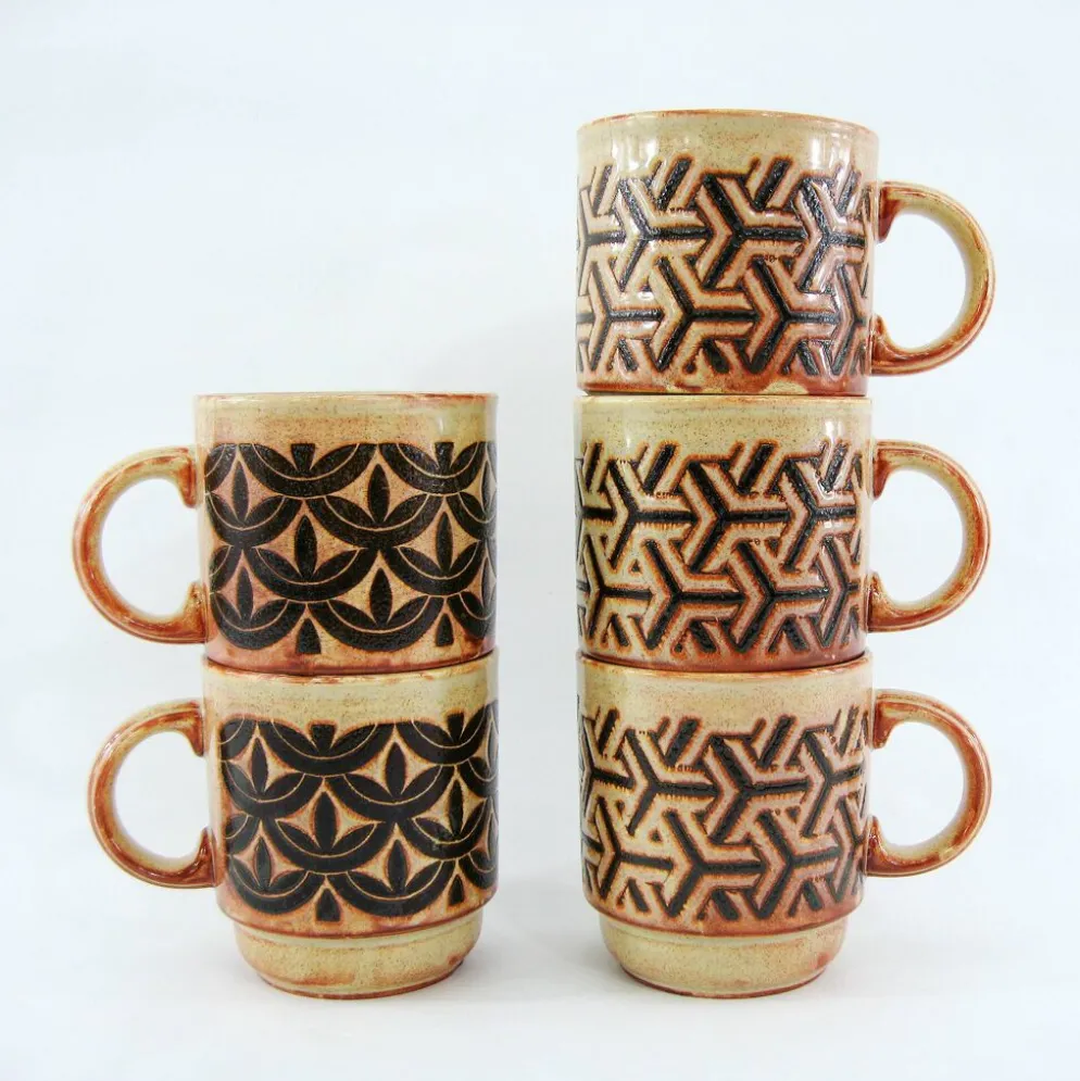 5 mugs en grès beige et fauve - décor géométrique marron - made in England - vintage années 70