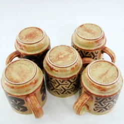 5 mugs en grès beige et fauve - décor géométrique marron - made in England - vintage années 70