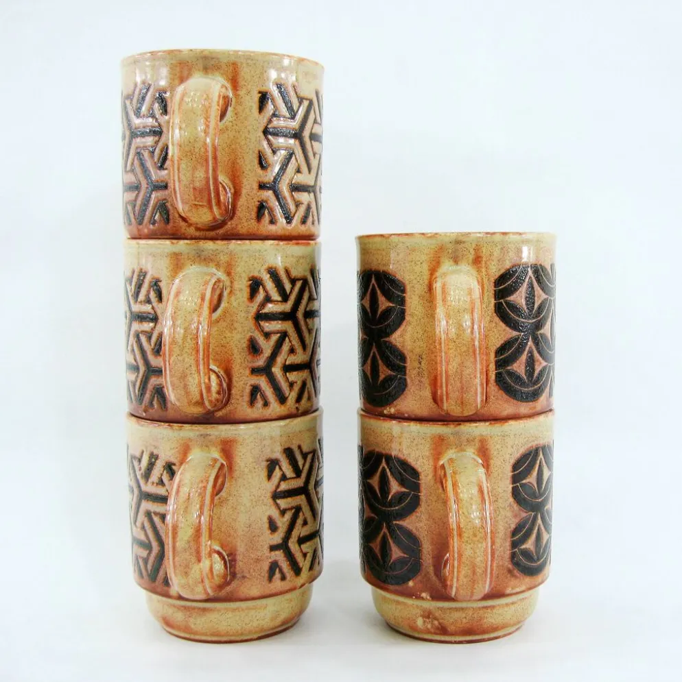 5 mugs en grès beige et fauve - décor géométrique marron - made in England - vintage années 70