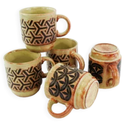 5 mugs en grès beige et fauve - décor géométrique marron - made in England - vintage années 70