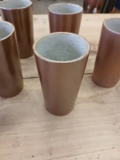 8 mugs/ tasses en grès vernisse