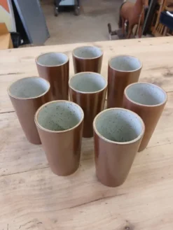 8 mugs/ tasses en grès vernisse