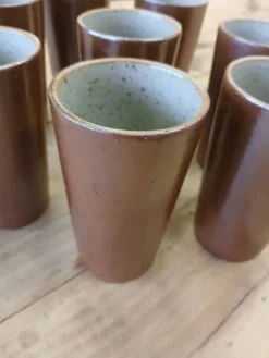 8 mugs/ tasses en grès vernisse