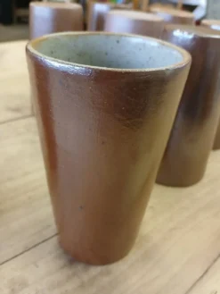 8 mugs/ tasses en grès vernisse