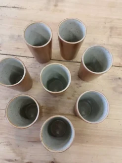 8 mugs/ tasses en grès vernisse