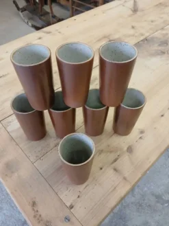 8 mugs/ tasses en grès vernisse