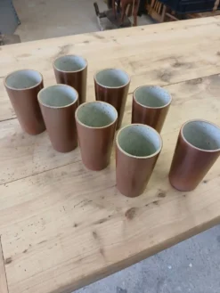 8 mugs/ tasses en grès vernisse