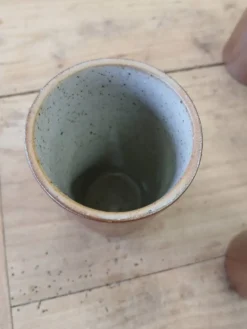 8 mugs/ tasses en grès vernisse