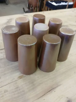 8 mugs/ tasses en grès vernisse
