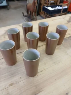 8 mugs/ tasses en grès vernisse