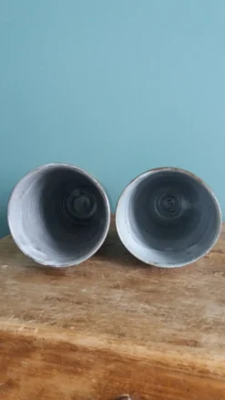 Mugs tasses vases signés Atch, Chantal et Thierry Robert, années 70
