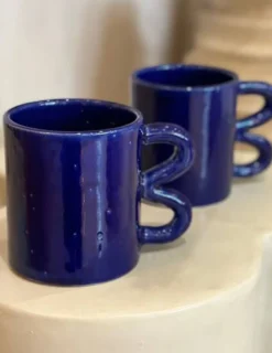Mug tasse céramique anse vague graphique design coloré Bleu majorelle Klein