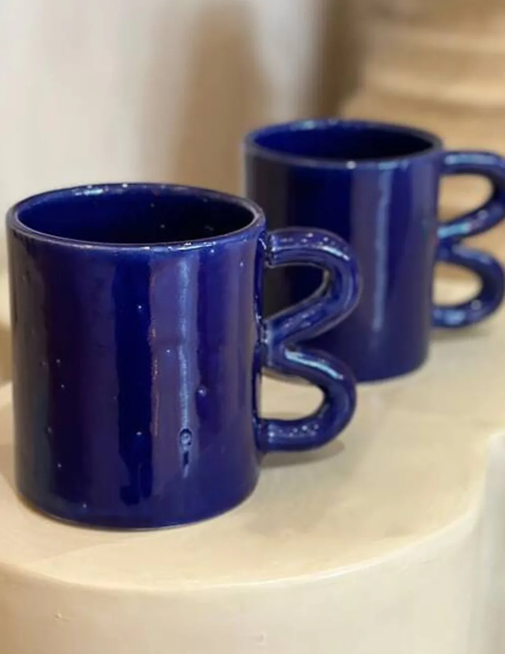 Mug tasse céramique anse vague graphique design coloré Bleu majorelle Klein