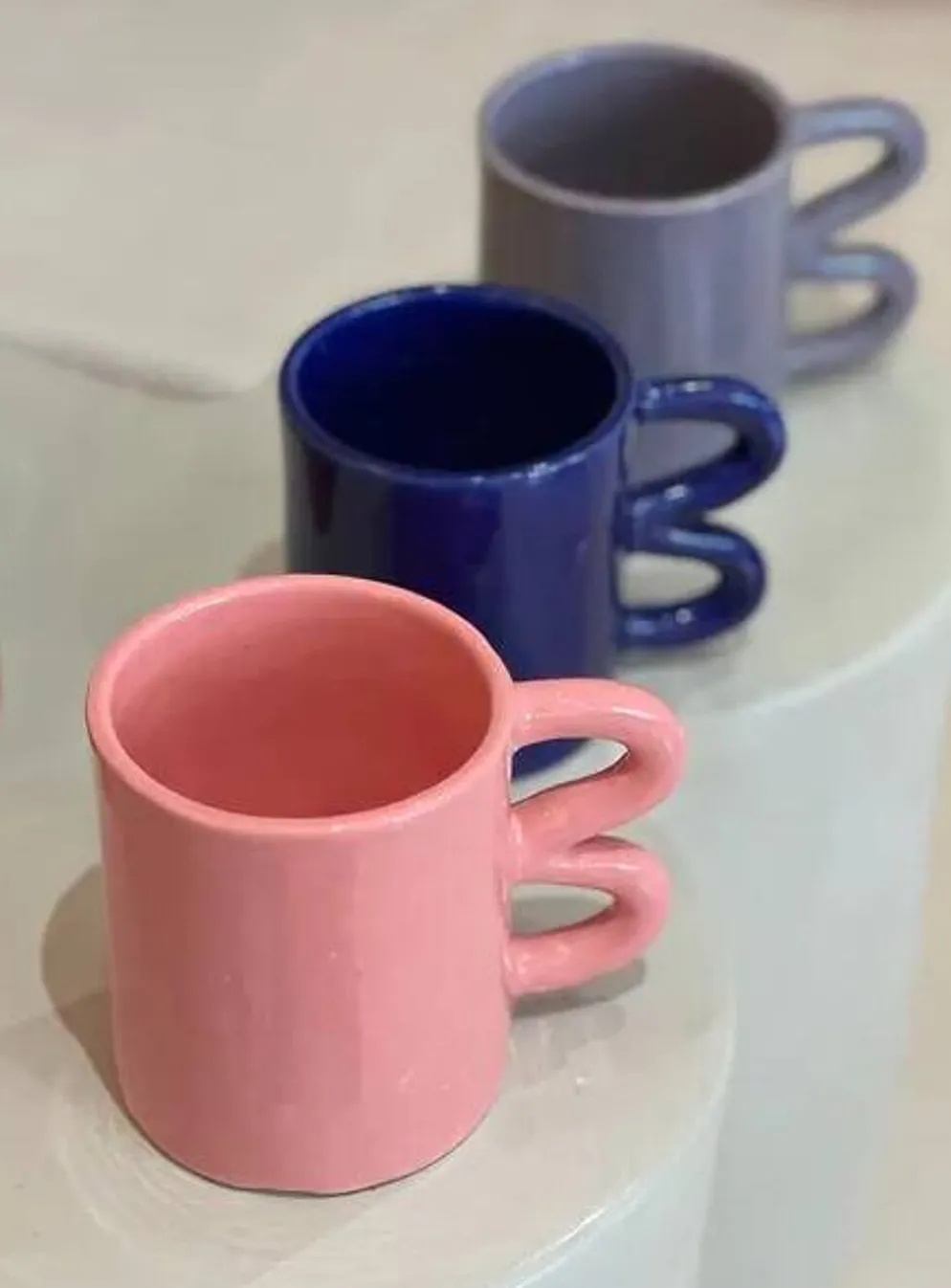 Mug tasse céramique anse vague graphique design coloré Bleu majorelle Klein