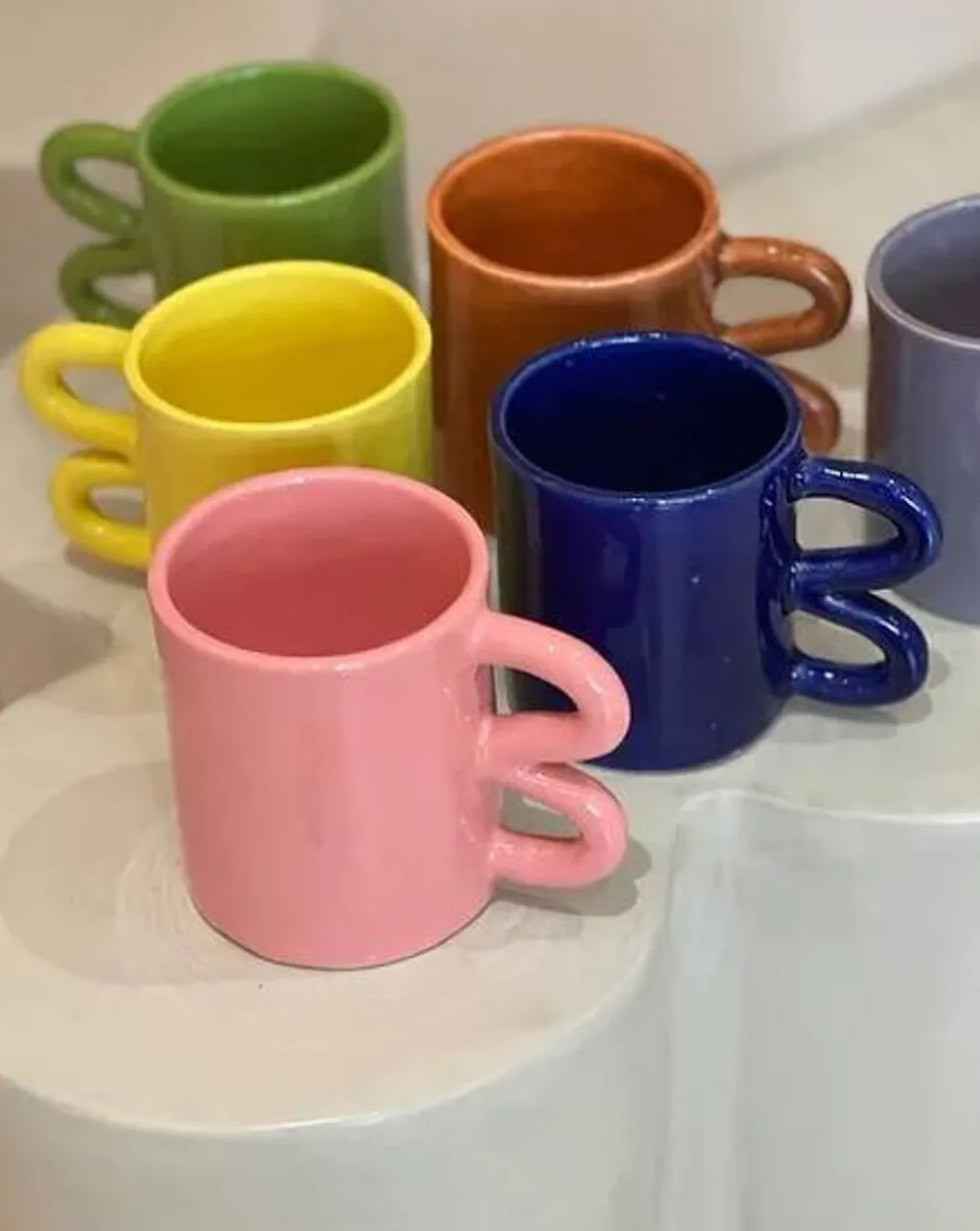 Mug tasse céramique anse vague graphique design coloré Bleu majorelle Klein