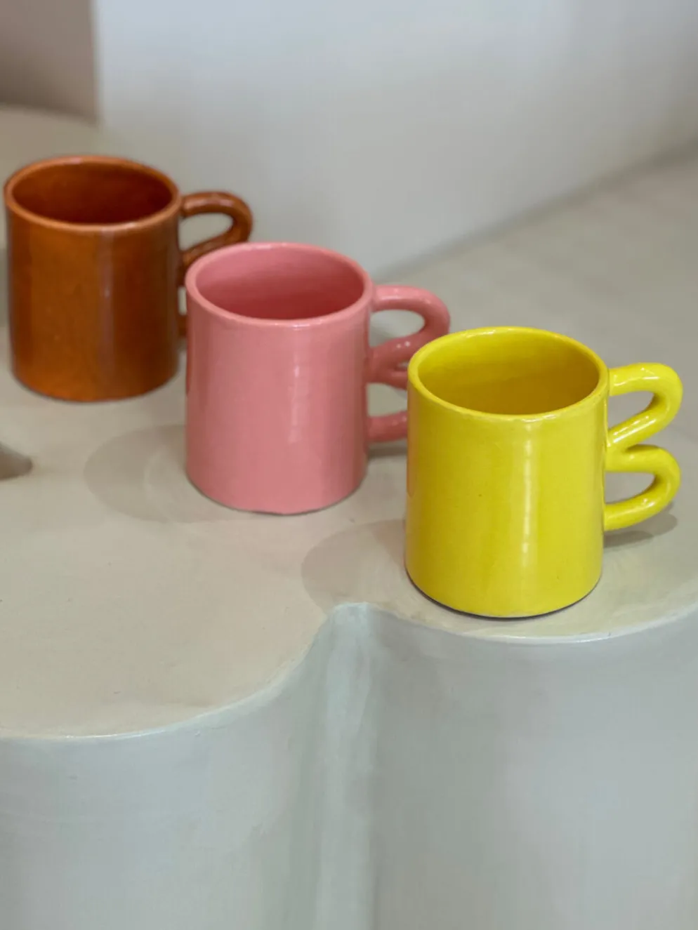 Mug tasse céramique anse vague graphique design coloré jaune citron