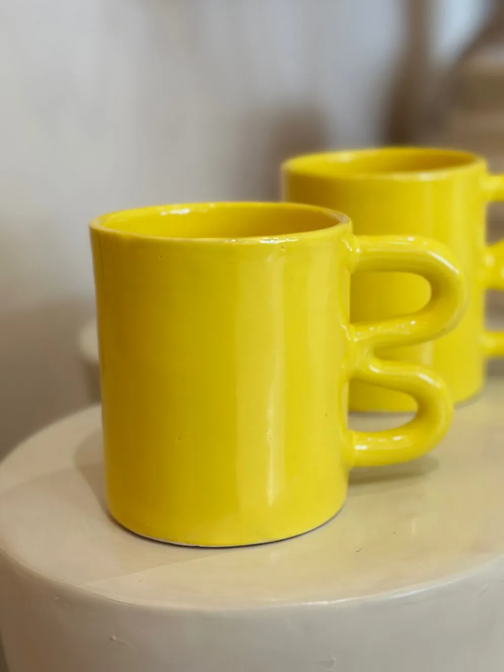 Mug tasse céramique anse vague graphique design coloré jaune citron