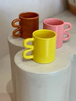 Mug tasse céramique anse vague graphique design coloré jaune citron