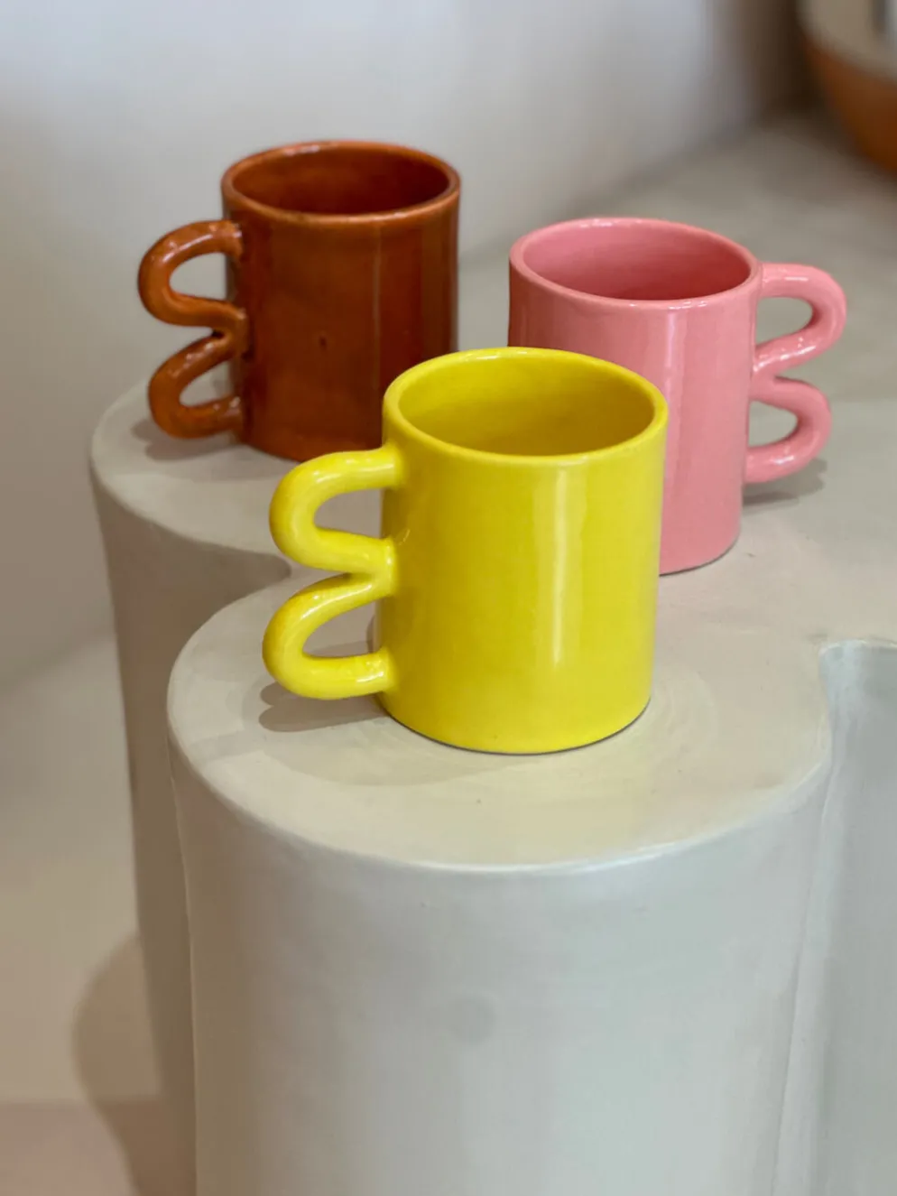Mug tasse céramique anse vague graphique design coloré jaune citron